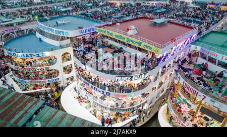 7. Mai 2022, Barishal, Barishal, Bangladesch: Menschen aus Bangladesch besteigen Fähren, um nach der Eid-al-Fitr-Feier in ihrer Heimatstadt am Fährhafen Barishal, einem der belebtesten Fährhäfen in Bangladesch, nach Dhaka zurückzukehren. Nach einem 6-tägigen Urlaub versammeln sich die Menschen auf den Fähren, die ihre Reise am Abend in Richtung Dhaka beginnen werden. Muslime auf der ganzen Welt feiern Eid al-Fitr, das dreitägige Fest zum Ende des muslimischen Fastenmonats Ramadan. (Bild: © Mustasinur Rahman Alvi/ZUMA Press Wire) Stockfoto