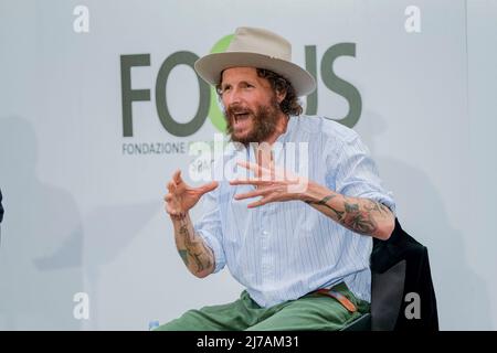 Lorenzo Cherubini aka Jovanotti bei der FOCUS Foundation in Neapel 7. Mai 2022, um sein und Nicola Crocettis Buch "Poesie da Spiaggia" zu präsentieren. Stockfoto