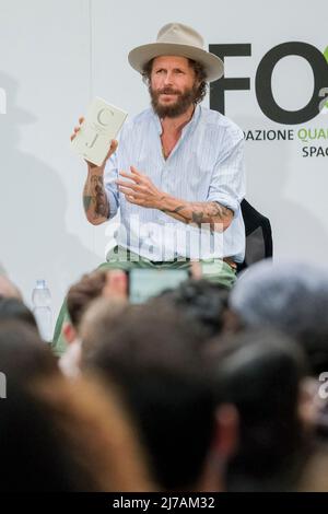 Lorenzo Cherubini aka Jovanotti bei der FOCUS Foundation in Neapel 7. Mai 2022, um sein und Nicola Crocettis Buch "Poesie da Spiaggia" zu präsentieren. Stockfoto