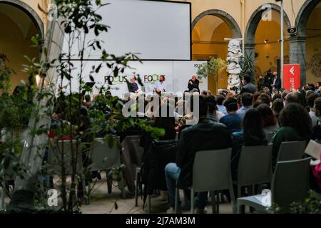 Lorenzo Cherubini aka Jovanotti bei der FOCUS Foundation in Neapel 7. Mai 2022, um sein und Nicola Crocettis Buch "Poesie da Spiaggia" zu präsentieren. Stockfoto