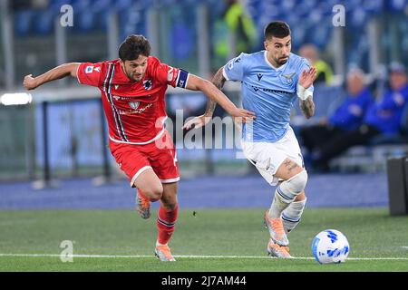 Rom, Italien. 07.. Mai 2022. Mattia Zaccagni von der SS Lazio und Bartosz Bereszynski von UC Sampdoria wetteifert um den Ball während der Serie A Spiel zwischen Lazio und Sampdoria im Stadio Olimpico, Rom, Italien am 7. Mai 2022. Kredit: Giuseppe Maffia/Alamy Live Nachrichten Stockfoto