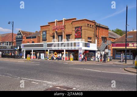 Geschäfte an einer Hauptstraße in Skegness, lincolnshire, Großbritannien Stockfoto