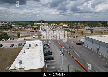 Der Tamiami Trail und der Revere St Port Charlotte aus der Vogelperspektive zeigen eine geschäftige Kreuzung mit Bauarbeiten. Stockfoto