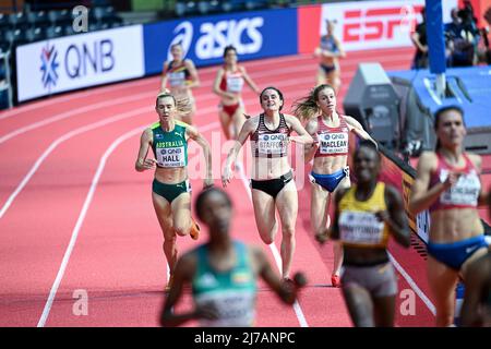 Lucia Stafford nimmt an den Hallenweltmeisterschaften in Belgrad 2022 auf 1500 Metern Teil. Stockfoto