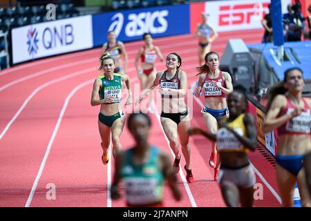 Lucia Stafford nimmt an den Hallenweltmeisterschaften in Belgrad 2022 auf 1500 Metern Teil. Stockfoto