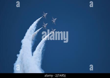 Vier F-16 Fighting Falcons aus dem Demonstrationsgeschwader der US Air Force, bekannt als die „Thunderbirds“, Proben für die Holloman Legacy of Liberty Air Show 2022 und das Open House, 6. Mai 2022, auf dem Holloman Air Force Base, New Mexico. Die Thunderbirds sind eine Einheit des Luftkampfkommandos, die aus acht Piloten, vier Unterstützungsoffizieren, drei Zivilisten und mehr als 130 Angestellten besteht. (USA Luftwaffe Foto von Airman 1. Klasse Antonio Salfran) Stockfoto