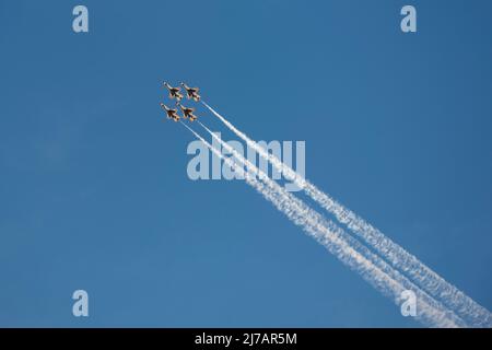 Das US Air Force Air Demonstration Squadron, bekannt als die „Thunderbirds“, F-16 Fighting Falcons probt Formationen am 6. Mai 2022 auf dem Luftwaffenstützpunkt Holloman, New Mexico. Eine Thunderbirds-Luftdemonstration ist eine Mischung aus Formationsflug- und Soloroutinen, die das Training und die Präzision von Piloten der Luftwaffe und die maximalen Fähigkeiten des F-16 Fighting Falcon demonstrieren. (USA Luftwaffe Foto von Airman 1. Klasse Nichola Paczkowski) Stockfoto