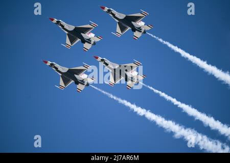 Vier F-16 Fighting Falcons aus dem Demonstrationsgeschwader der US Air Force, bekannt als die „Thunderbirds“, fliegen bei einer Probe für die Holloman Legacy of Liberty Air Show 2022 und das Open House am 6. Mai 2022 auf dem Holloman Air Force Base, New Mexico. Das Demonstrationsteam wurde 1953 auf der Luke Air Force Base, Arizona, aktiviert. (USA Luftwaffe Foto von Airman 1. Klasse Antonio Salfran) Stockfoto