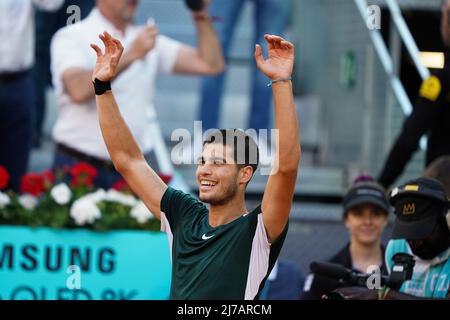 Carlos Alcaraz aus Spanien feiert seinen Sieg gegen Novak Djokovic aus Serbien beim Halbfinale der Männer am zehnten Tag des Mutua Madrid Open in La Caja Magica in Madrid.Carlos Alcaraz schlägt Novak Djokovic (7-6,5-7, 5-7) Stockfoto