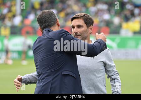 Abschied von Stefan LEITL (Trainer Fürth), li:Rachid Azzouzi (Manager Fürth), Fußball 1. Bundesliga-Saison 2021/2022, Spieltag 33., matchday33, Greuther Furth - Borussia Dortmund 1-3 am 07.05.2022, Sportpark Ronhof Thomas Sommer in Fürth. Stockfoto