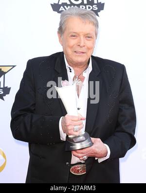 Der Country-Sänger/Schauspieler Mickey Gilley, 86, der vor allem für die Einführung der Urban Cowboy-Bewegung in der Country-Musik bekannt ist, starb am Samstag, 7. Mai 2022 in Branson, Missouri. 19. April 2015 Arlington, Tx. Mickey Gilley die jährlichen Academy of Country Music Awards 50. im AT&T Stadium ©Curtis Hilbun / AFF-USA.COM Stockfoto