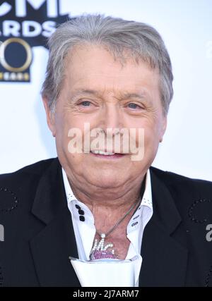 Der Country-Sänger/Schauspieler Mickey Gilley, 86, der vor allem für die Einführung der Urban Cowboy-Bewegung in der Country-Musik bekannt ist, starb am Samstag, 7. Mai 2022 in Branson, Missouri. 19. April 2015 Arlington, Tx. Mickey Gilley 50. Academy of Country Music Awards im AT&T Stadium © Tammie Arroyo / AFF-USA.com Stockfoto