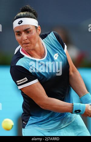 Ons Jabeur aus Tunesien spielt am zehnten Tag der Mutua Madrid Open im La Caja Magica in Madrid beim Finale der Frauen-Singles gegen Jessica Pegula aus den Vereinigten Staaten. Stockfoto