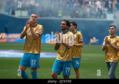 Die Spieler des Zenit-Fußballvereins nehmen an der Ehrungszeremonie der russischen Meister an den Fußballspielern des Zenit-Fußballvereins Teil. Stockfoto