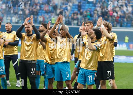 Die Spieler des Zenit-Fußballvereins nehmen an der Ehrungszeremonie der russischen Meister an den Fußballspielern des Zenit-Fußballvereins Teil. Stockfoto