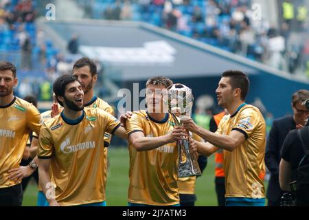 Die Spieler des Zenit-Fußballvereins nehmen an der Ehrungszeremonie der russischen Meister an den Fußballspielern des Zenit-Fußballvereins Teil. Stockfoto