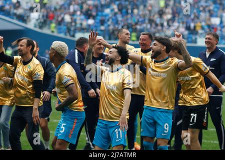 Die Spieler des Zenit-Fußballvereins nehmen an der Ehrungszeremonie der russischen Meister an den Fußballspielern des Zenit-Fußballvereins Teil. Stockfoto