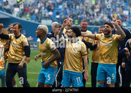 Die Spieler des Zenit-Fußballvereins nehmen an der Ehrungszeremonie der russischen Meister an den Fußballspielern des Zenit-Fußballvereins Teil. Stockfoto