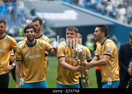 Die Spieler des Zenit-Fußballvereins nehmen an der Ehrungszeremonie der russischen Meister an den Fußballspielern des Zenit-Fußballvereins Teil. Stockfoto