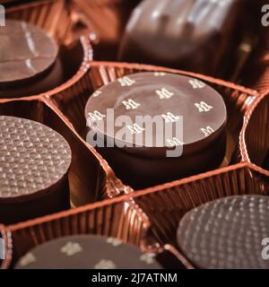 De luxe Maxime's französische Schokolade in einer Schachtel Nahaufnahme. Stockfoto