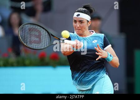 Ons Jabeur aus Tunesien spielt am zehnten Tag der Mutua Madrid Open im La Caja Magica in Madrid beim Finale der Frauen-Singles gegen Jessica Pegula aus den Vereinigten Staaten. (Foto von Atilano Garcia / SOPA Images/Sipa USA) Stockfoto