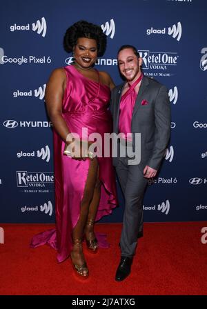 Jari Jones und Guest besuchen am 6. Mai 2022 die jährlichen GLAAD Media Awards 33. im New York Hilton Midtown in New York City, NY. (Foto: Jeremy Smith/imageSPACE/Sipa USA) Stockfoto