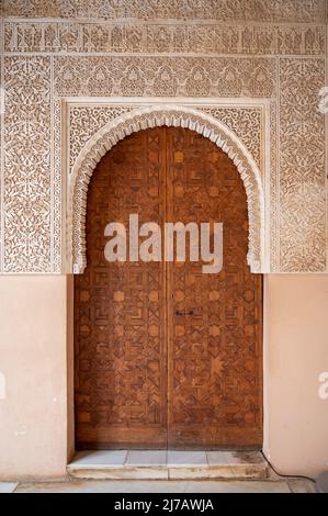 Beispiel mittelalterlicher geometrischer Ornamente an alten Holztüren in Granada, Andalusien, Spanien Stockfoto