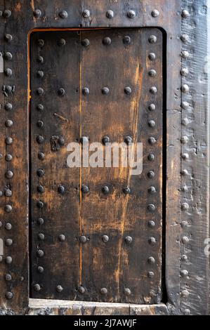 Beispiel mittelalterlicher geometrischer Ornamente an alten Holztüren in Granada, Andalusien, Spanien Stockfoto