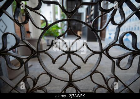 Beispiel für mittelalterliche maurische symmetrische und geometrische Ornamente an Eisentüren in Granada, Andalusien, Spanien Stockfoto