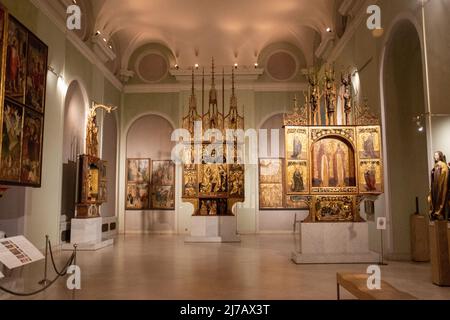 Altarsaal mit dem Altar der Verkündigung aus Kisszeben, Unbekannt, 1520 in der Ungarischen Nationalgalerie, Budapest, Ungarn. Stockfoto