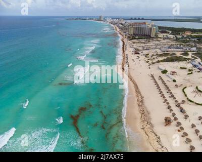 Luftaufnahme. Resort. Weißer Sandstrand und Meer mit Algen verschmutzt. Vergiftet die Natur mit Giften und Giftstoffen, globale Erwärmung, Klimawandel, soziale Stockfoto