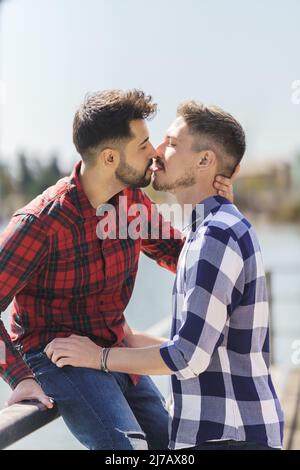 gay paar über zu küssen einander auf die Lippen Stockfoto