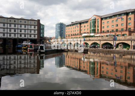 Victoria Quays mit Blick auf das Straddle Warehouse, das verjüngte Kanalbecken Sheffield & Tinsley, Sheffield, South Yorkshire, England Stockfoto