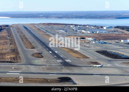 Anchorage Airport Runway 33 Luftaufnahme, auch bekannt als Ted Stevens Anchorage International Airport. RWY 33 von oben gesehen. Stockfoto