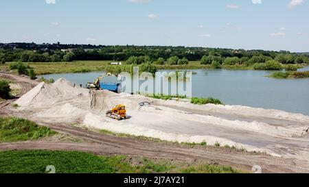 Luftdrohnenflug über den Sandabbau. Sandsteinbruch. Draufsicht. Stockfoto