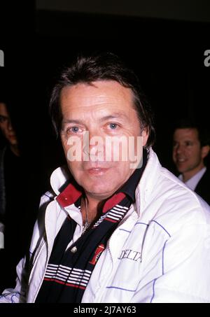 **DATEI FOTO** Mickey Gilley ist verstorben. Mickey Gilley fotografiert von Walter McBride in New York City im Jahr 1990. © RTWM/MediaPunch Stockfoto