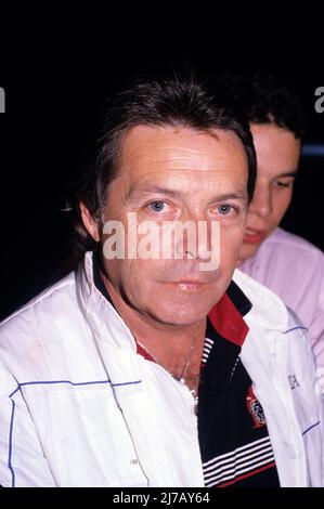 **DATEI FOTO** Mickey Gilley ist verstorben. Mickey Gilley fotografiert von Walter McBride in New York City im Jahr 1990. © RTWM/MediaPunch Stockfoto