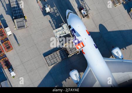 FedEx Boeing 767-Flugzeuge werden mit Fracht beladen. Frachtflugzeug von Fedex Express mit geöffneter Ladetür von oben gesehen. Luftfrachtflugzeug. Stockfoto