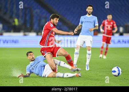 Bartosz Bereszynski von U.C. Sampdoria und Mattia Zaccagni von SS LAZIO während der 36. Tag der Serie A Meisterschaft zwischen SS Lazio gegen U.C. Sampdoria am 7.. Mai 2022 im Stadio Olimpico in Rom, Italien. Stockfoto