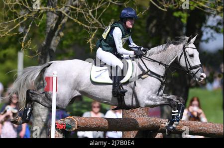 Badminton Estate, Gloucestershire, Großbritannien. 7.. Mai 2022. Clare Abbott fährt JEWELENT während des Cross Country Tests am vierten Tag der 2022 Badminton Horse Trials Credit: Action Plus Sports/Alamy Live News Stockfoto