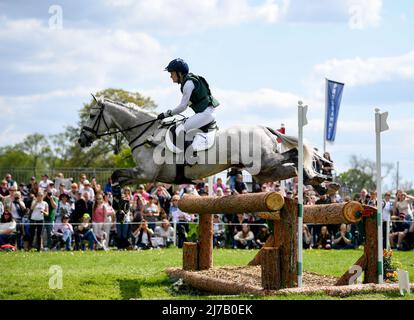 Badminton Estate, Gloucestershire, Großbritannien. 7.. Mai 2022. Clare Abbott fährt JEWELENT während des Cross Country Tests am vierten Tag der 2022 Badminton Horse Trials Credit: Action Plus Sports/Alamy Live News Stockfoto