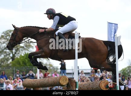 Badminton Estate, Gloucestershire, Großbritannien. 7.. Mai 2022. Thomas Carlile beim Reiten IN ZANZIBAR VILLA STIEG Z während des Cross Country Tests am vierten Tag der 2022 Badminton Horse Trials Credit: Action Plus Sports/Alamy Live News Stockfoto