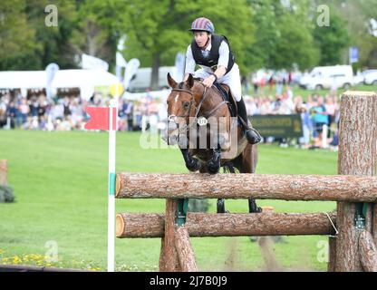 Badminton Estate, Gloucestershire, Großbritannien. 7.. Mai 2022. Thomas Carlile beim Reiten IN ZANZIBAR VILLA STIEG Z während des Cross Country Tests am vierten Tag der 2022 Badminton Horse Trials Credit: Action Plus Sports/Alamy Live News Stockfoto