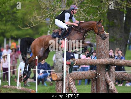 Badminton Estate, Gloucestershire, Großbritannien. 7.. Mai 2022. Thomas Carlile beim Reiten IN ZANZIBAR VILLA STIEG Z während des Cross Country Tests am vierten Tag der 2022 Badminton Horse Trials Credit: Action Plus Sports/Alamy Live News Stockfoto