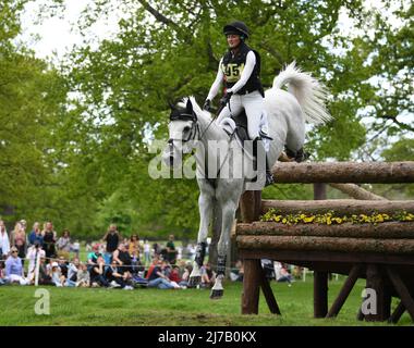 Badminton Estate, Gloucestershire, Großbritannien. 7.. Mai 2022. Emily Hamel fährt CORVETT während des Cross Country Tests am vierten Tag der 2022 Badminton Horse Trials Credit: Action Plus Sports/Alamy Live News Stockfoto