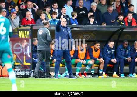 The EnviroVent Stadium, Harrogate, England - 7.. Mai 2022 Matt Grey Manager von Sutton United - während des Spiels Harrogate gegen Sutton, EFL League 2, 2021/22, im EnviroVent Stadium, Harrogate, England - 7.. Mai 2022 Credit: Arthur Haigh/WhiteRoseFotos/Alamy Live News Stockfoto