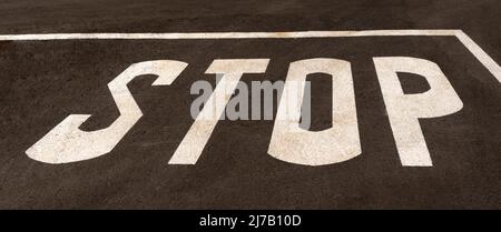 Südafrika. 2022. Lackiertes Stoppschild an einer Kreuzung Stockfoto