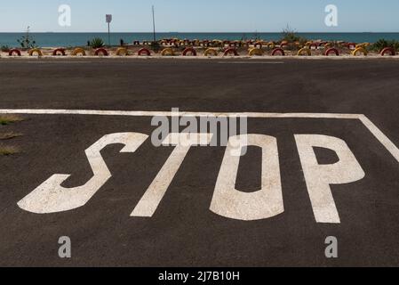Westküste, Südafrika. 2022. Lackiertes Stoppschild an einer Kreuzung in Velddrif an der Westküste des südlichen Afrikas. Stockfoto