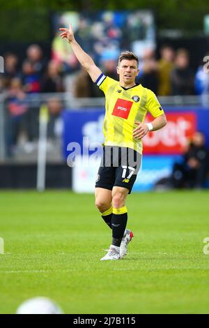 The EnviroVent Stadium, Harrogate, England - 7.. Mai 2022 Lloyd Kerry (17) von Harrogate - während des Spiels Harrogate gegen Sutton, EFL League 2, 2021/22, im EnviroVent Stadium, Harrogate, England - 7.. Mai 2022 Credit: Arthur Haigh/WhiteRoseFotos/Alamy Live News Stockfoto