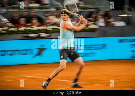 Madrid, Spanien. 08.. Mai 2022. Madrid, . 08. Mai 2022: ALEXANDER ZVEREV (GER) gibt den Ball an Stefanos Tsitsipas (GRE) am 10. Tag der Madrid Open 2022 zurück. Quelle: Matthias Oesterle/Alamy Live News Stockfoto